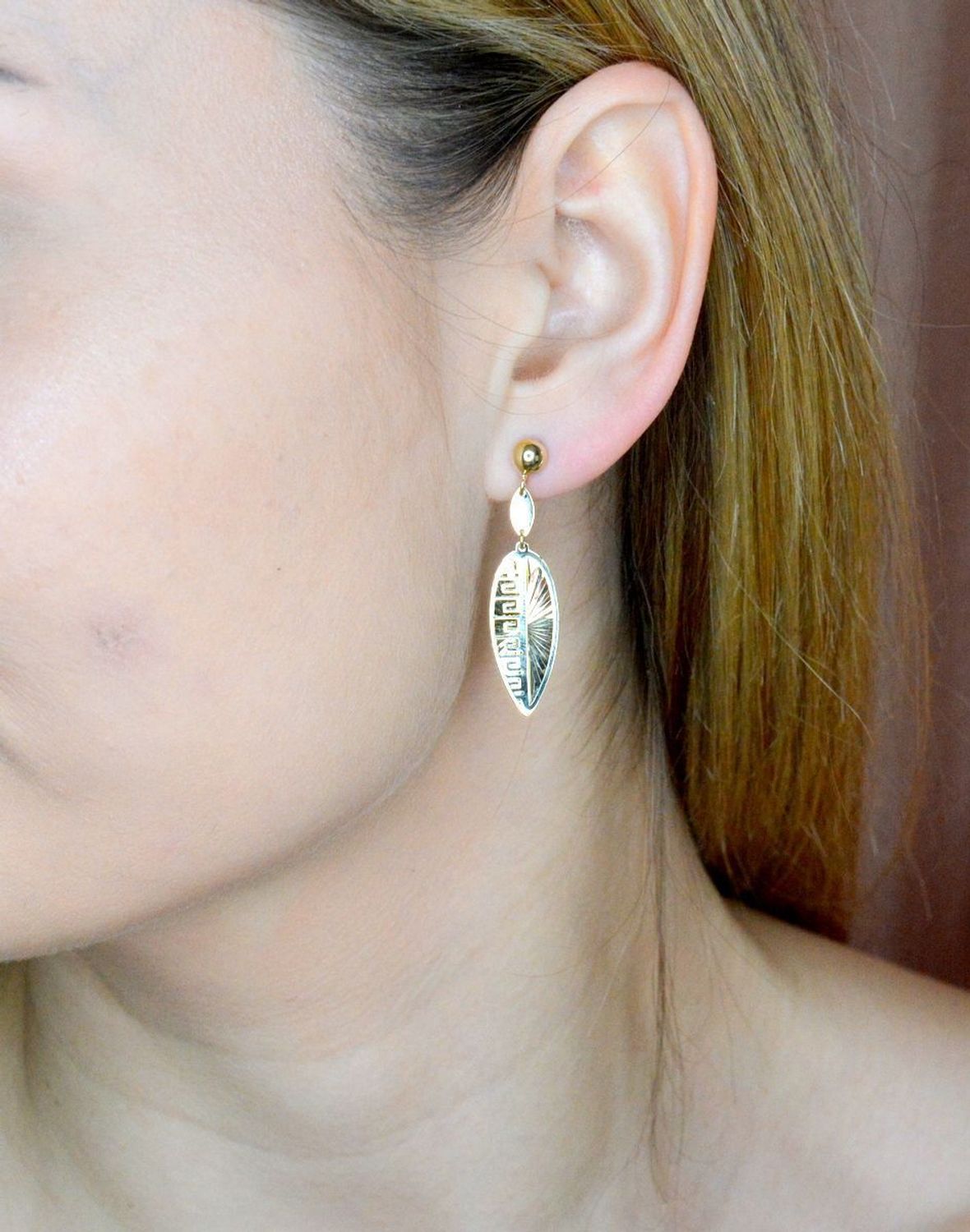 Złote kolczyki 585 wiszące listki KL 11657 585.  Złote kolczyki wykonane z najwyższej jakości żółtego złota, próba 585, waga około 2,28 gram. Kolczyki w minimalistycznym stylu, wpisujące się w obecne trendy modowe..jpg